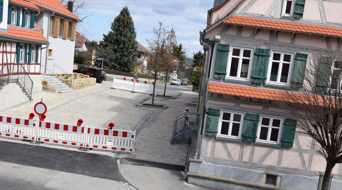 Auf dem gesperrten Abschnitt der Bohlstraße zwischen Bürgerhaus und Gasthof Schwanen werden die Redakteure des GEA am 4. April i