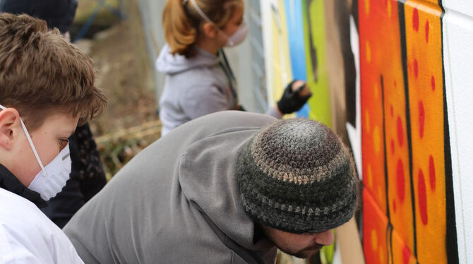 Graffiti-Workshop im Mössinger Jugendhaus »M«: Die Teilnehmer, 10 bis 15 Jahre alt, lernen von Marco Neumann (links) und Stephan