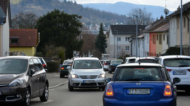 Chaos in der Storlachstraße: Die Bürgerinitiative fordert Maßnahmen gegen den Durchgangsverkehr.  FOTO: NIETHAMMER