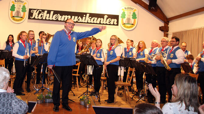 Die Köhlermusikanten unter Leitung von Thorsten Ströher begeisterten ihr Publikum im Dorfgemeinschaftshaus Kohlstetten.  FOTO: L