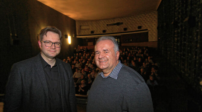 Produzent Frieder Scheiffele (links) und Schauspieler Winfried Wagner bei der Premiere von »Do goht dr Doig« im Luna-Filmtheater