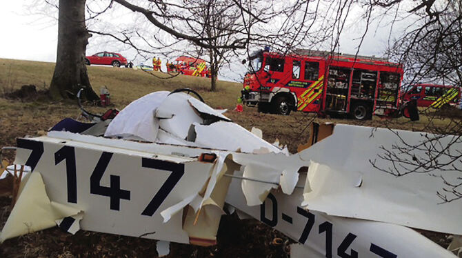 Von dem abgestürzten Segelflugzeug beim Roßfeld blieb nur ein Trümmerhaufen. Der Pilot wurde bei dem Unglück getötet, sein Mitfl