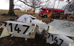 Von dem abgestürzten Segelflugzeug beim Roßfeld blieb nur ein Trümmerhaufen. Der Pilot wurde bei dem Unglück getötet, sein Mitfl