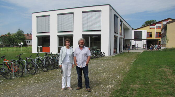 Bürgermeisterin Silke Höflinger und Schulrektor Ralf Michael Röckel vor der Gemeinschaftsschule, in deren Ausbau die Gemeinde in