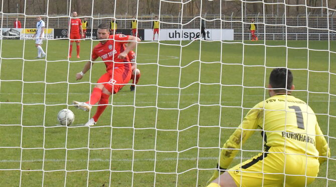 Das war das 2:1 für den SSV: Marcel Avdic gewinnt das Elfmeter-Duell gegen Bissingens Torhüter Sven Burkhardt.  FOTO: MEYER