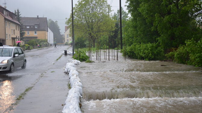2013 war die Echaz nicht mehr zu halten und überflutete unter anderem die Moltkestraße in Unterhausen.  ARCHIVFOTO: SCHÖBEL
