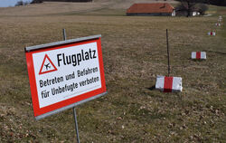 Nichts erinnert mehr an das tödliche Flugzeugunglück auf dem Fugplatz Roßfeld bei Metzingen-Glems. Die Unglücksstelle lag etwa i