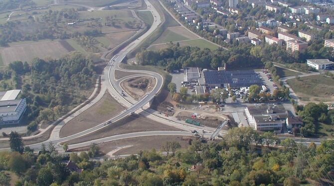 Für den Bau der Ortsumgehung Pfullingen (B 312 neu) wurde viel Fläche benötigt. Das Bild zeigt die Verkehrsstraße Ost vor der F