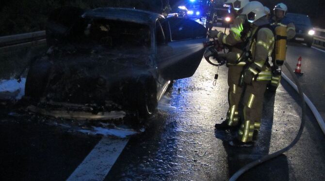 Nächtlicher Einsatz auf der autobahnähnlichen B 27 bei Walddorfhäslach: Ein schwerer Autounfall war passiert. Das Fahrzeug hatte