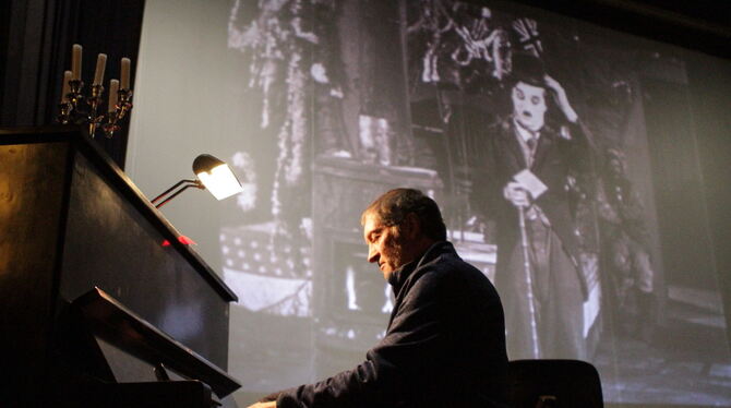 Die Leinwand ist seine Partitur: Roger Makowski übersetzt Bilder in Klänge. Kürzlich war General-Probe im Kino.   FOTO: SCHRADE