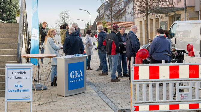 Wie sollte es mit dem gesperrten Teilabschnitte der Bohlstraße weitergehen? Das wollte der GEA heute in Nehren wissen.   FOTO: T