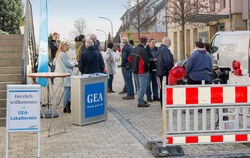 Wie sollte es mit dem gesperrten Teilabschnitte der Bohlstraße weitergehen? Das wollte der GEA heute in Nehren wissen.   FOTO: T