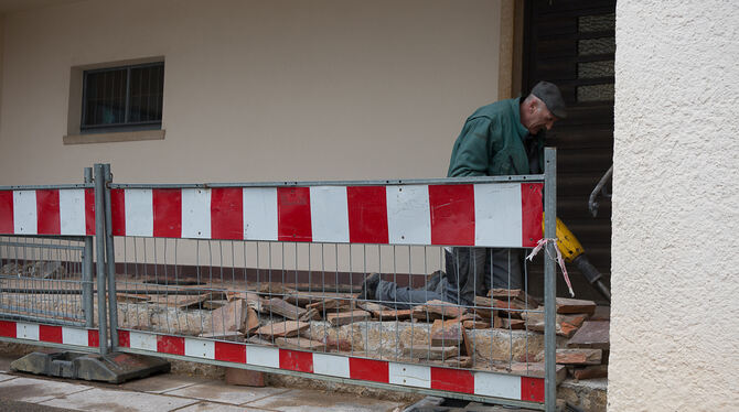 Noch ist die Kirche eine Baustelle. Am 22. April, pünktlich zur Konfirmation, sollen die Arbeiten abgeschlossen sein.  FOTO: LEU