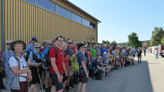 Die Wanderer vor dem Start im vergangenen Jahr zur 24-Stunden-Wanderung am Lokschuppen Münsingen.  FOTO: PRIVAT