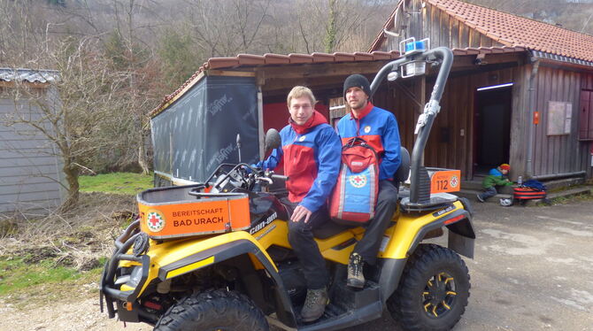 Für die Bergwacht Bad Urach im Einsatz: Lukas Schweizer (links) und Ortsgruppenleiter Jörg Greiner auf dem Rettungs-Quad. FOTO: