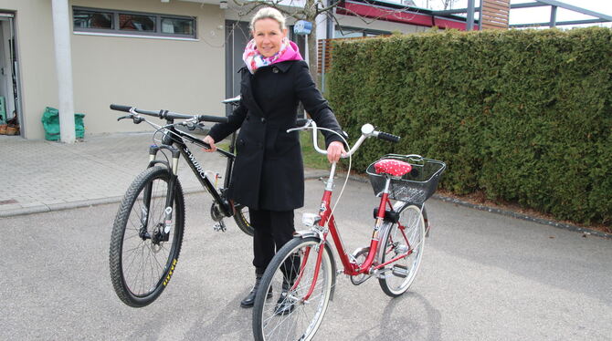 Anja Köhnlein-Spindler aus Dettingen mit ihren zwei Rädern: Das eine ist ein leichtes Hightech-Produkt, das andere ein altes Kla