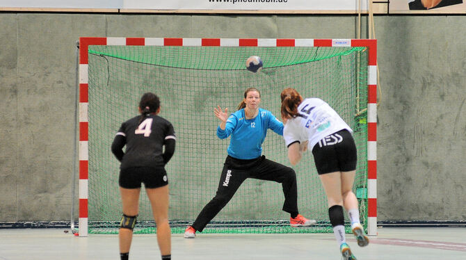 Carla Weiß (links), die derzeitige Nummer drei im Metzinger Tor, wird nach der Saison aufhören. Foto: Eibner