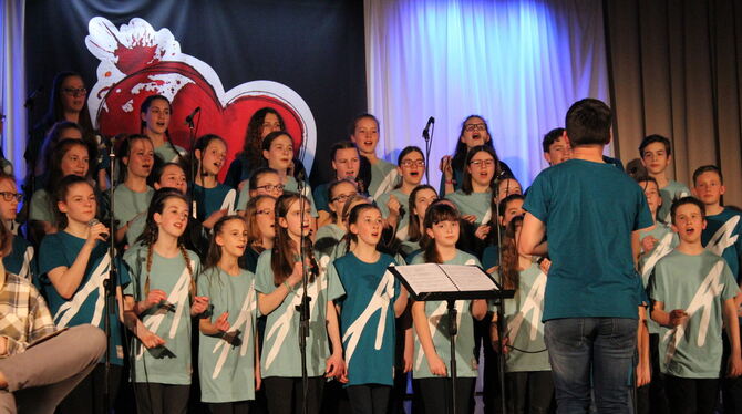Die jungen Sängerinnen und Sänger des Projektchores Adonia begeisterten das Publikum in der Gemeindehalle von Walddorfhäslach. F