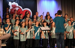 Die jungen Sängerinnen und Sänger des Projektchores Adonia begeisterten das Publikum in der Gemeindehalle von Walddorfhäslach. F
