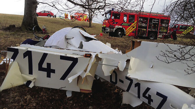 Die Trümmerteile des abgestürzten Segelflugzeuges werden weiter von Experten untersucht. Noch gibt es keine eindeutigen Hinweise
