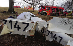 Die Trümmerteile des abgestürzten Segelflugzeuges werden weiter von Experten untersucht. Noch gibt es keine eindeutigen Hinweise