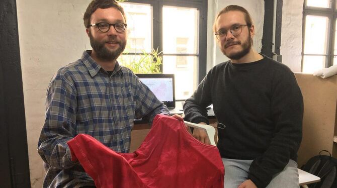 Felix Worpenberg (links) und Micha Kranixfeld sammeln Geschichten über die Textilindustrie auf der Alb. Diesen wollen sie, gemei