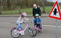 Beim Fahrradtraining geht es darum zu lernen, wie man sich sicher im Straßenverkehr fortbewegt. Die Enkelinnen des ehemaligen Re