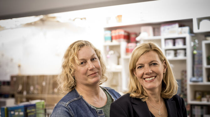 Annette Scheuermann (links) und Eva Kissel haben für ihren »Handfest-Markt« eine neue Unterkunft gefunden. FOTO: PRIVAT