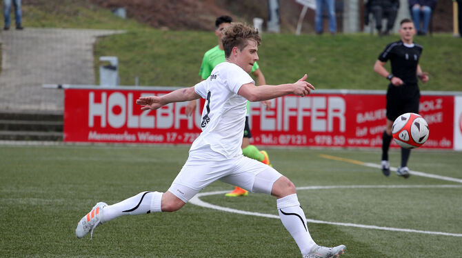 Kevin Haußmann leitete mit seinem Treffer zum 1:0 den Pfullinger Sieg in SIndelfingen ein.   FOTO: EIBNER