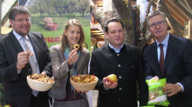 Apfelchips – gesund und lecker: Davon haben sich (von links) Metzingens Oberbürgermeister Dr. Ulrich Fiedler, die Geschäftsführe