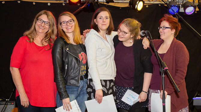 Projektbegleiterin Susanne Grau mit den Poetry-Slam-Teilnehmerinnen Ina Klingenstein, Sophia Püchel, Hanna Stauß und Katharina S