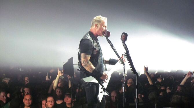 James Hetfield und seine Band Metallica überraschten ihr Stuttgarter Publikum mit einem Drafi-Deutscher-Schlager.  FOTO: MORAWIT