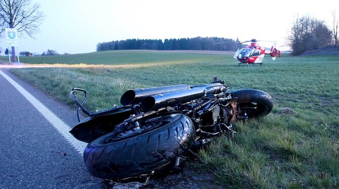 Beim Überholen eines Autos ist der Motorradfahrer bei Boms (Kreis Ravensburg) gegen eine Verkehrsinsel geprallt und tödlich verl