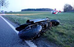 Beim Überholen eines Autos ist der Motorradfahrer bei Boms (Kreis Ravensburg) gegen eine Verkehrsinsel geprallt und tödlich verl