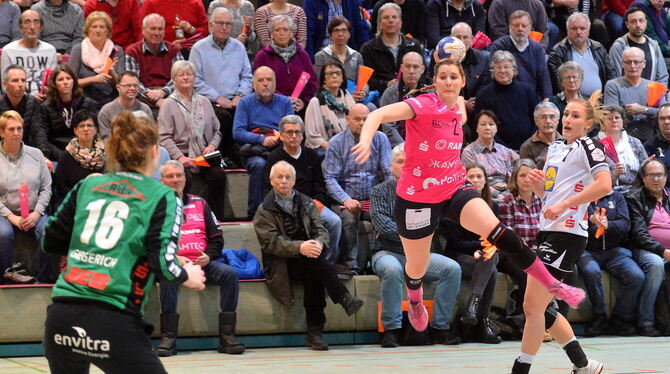 TuS-Rechtsaußen Marlene Zapf (Mitte) unterstreicht: »Wir müssen in Leverkusen punkten.« Archivfoto: Niethammer