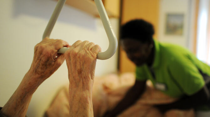 In der Altenpflege sind Fachkräfte gesucht. In Pfullingen können sich jetzt Menschen mit Migrationshintergrund zu Altenpflegehel