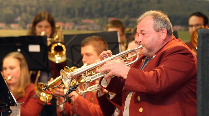 Polka, Big-Band-Sound und tolle Soli: Die Schwäbische Alb Musikanten begeisterten in Großengstingen rund 150 Zuhörer.  FOTOS: BA