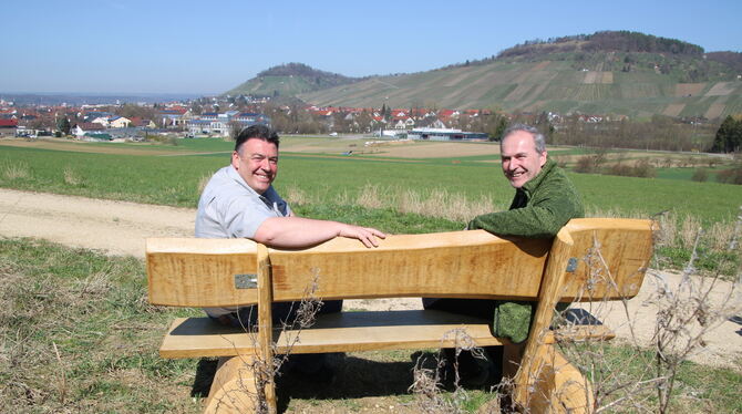 Klaus Rümmelin und Wolfgang Fritz genießen den Blick auf Neuhausen von einer der beiden neu installierten Ruhebänke aus. FOTO: O