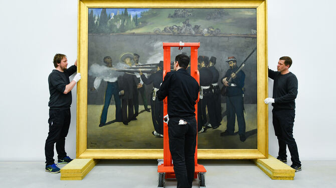 Mitarbeiter hängen das Gemälde »Die Erschießung Kaiser Maximilians von Mexiko« von Edouard Manet im Neubau der Kunsthalle an die