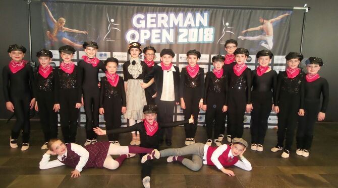 Die jungen Teilnehmer der German Open in Herne von der Ballettschule »Dance Performance« in Eningen.  FOTO: PRIVAT