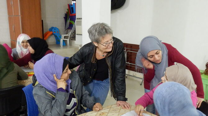 Ingrid Rumpf besucht eine Mädchenförderklasse im Lager Ein al-Helweh im Südlibanon. Dort erhalten die jungen Frauen Basisunterri