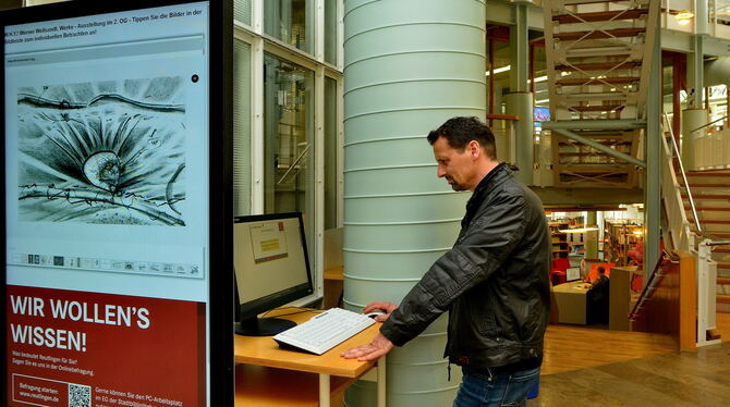 In der Stadtbibliothek steht ein frei zugängliches Computer-Terminal speziell für die Online-Umfrage. FOTOS: NIETHAMMER, STADT