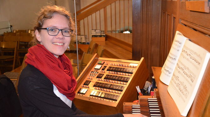 Nimmt am Sonntag Platz an ihrem Lieblingsinstrument: Kantorin Bettina Maier an der Orgel der Martinskirche.  FOTO: SAUTTER