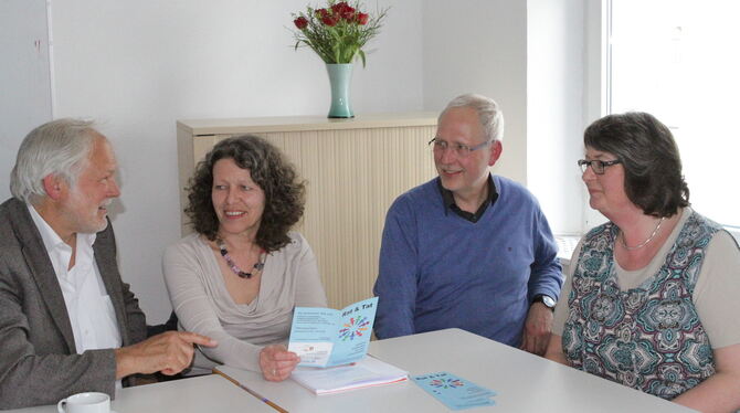Günter Klinger (links) vom Diakonie-Verband Reutlingen im Gespräch mit Pfarrer Martin Rose sowie Anna Schmierer und Dorothea Dur