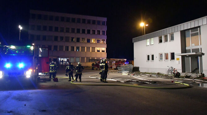 Schnelle Reaktion: Die Rettungskräfte hatten den Brand in einer Rottenburger Asyl-Unterkunft rasch unter Kontrolle.  FOTO: MEYER