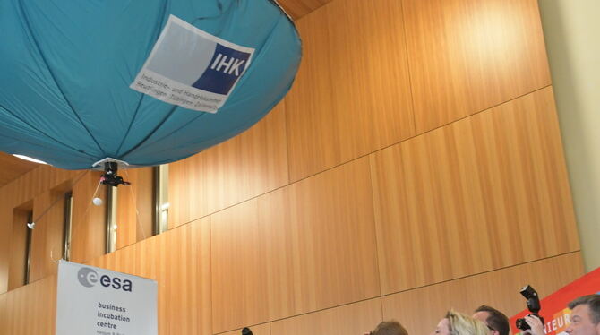 Ministerin Hoffmeister-Kraut und IHK-Präsident Erbe (rechts) lassen den steuerbaren Flugballon zur Eröffnung des neuen Start-up-