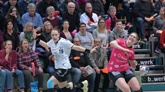 Neun Tore von Marlene Zapf (rechts) reichten nicht, um die Niederlage in Leverkusen zu verhindern. Archivfoto: Meyer
