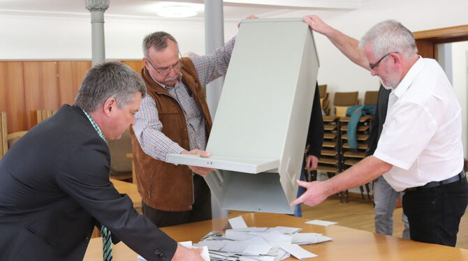 Die Spannung steigt: Nehrens Bürgermeister Egon Betz, Gemeinderat Hartmut Rinn und Ordnungsamtsleiter Bernd Pulla (von links) be