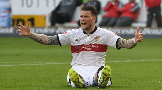 Freude geht anders: Daniel Ginczek vom VfB Stuttgart nach dem 1:1 gegen Hannover 96. FOTO: DPA