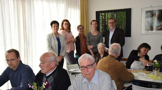 Waltraud Pustal, Vorsitzende des Geschichtsvereins Pfullingen (hinten stehend, von links) sowie Barbara Antecevic, Andrea Steine